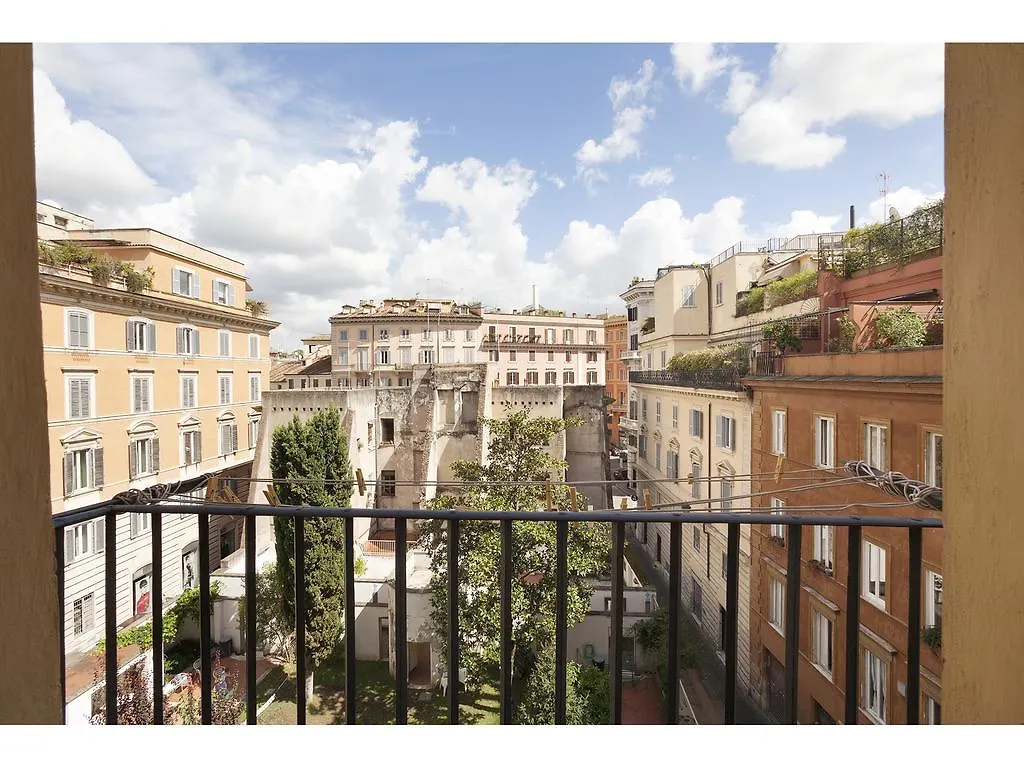 Apartment Via Giulia Rome