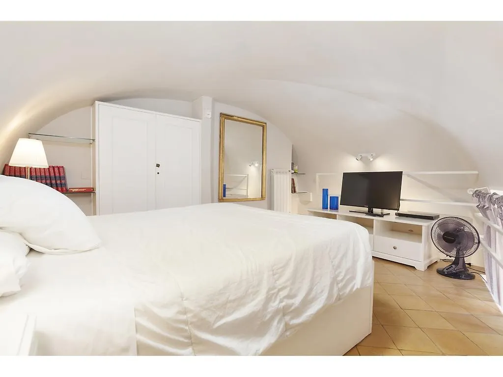 Apartment Via Giulia Rome